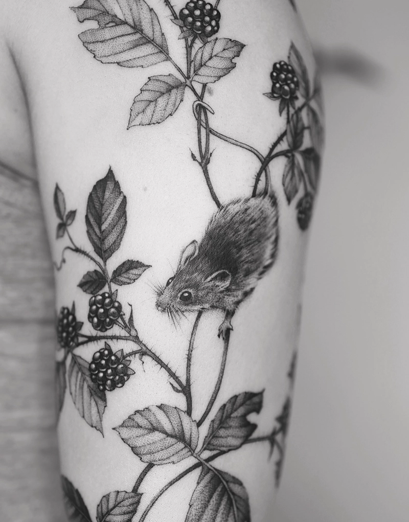 Hình tattoo con chuột leo chèo ở cây