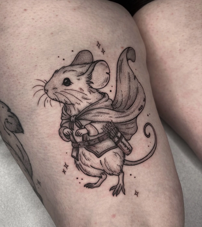 Hình tattoo con chuột mặc áo choàng