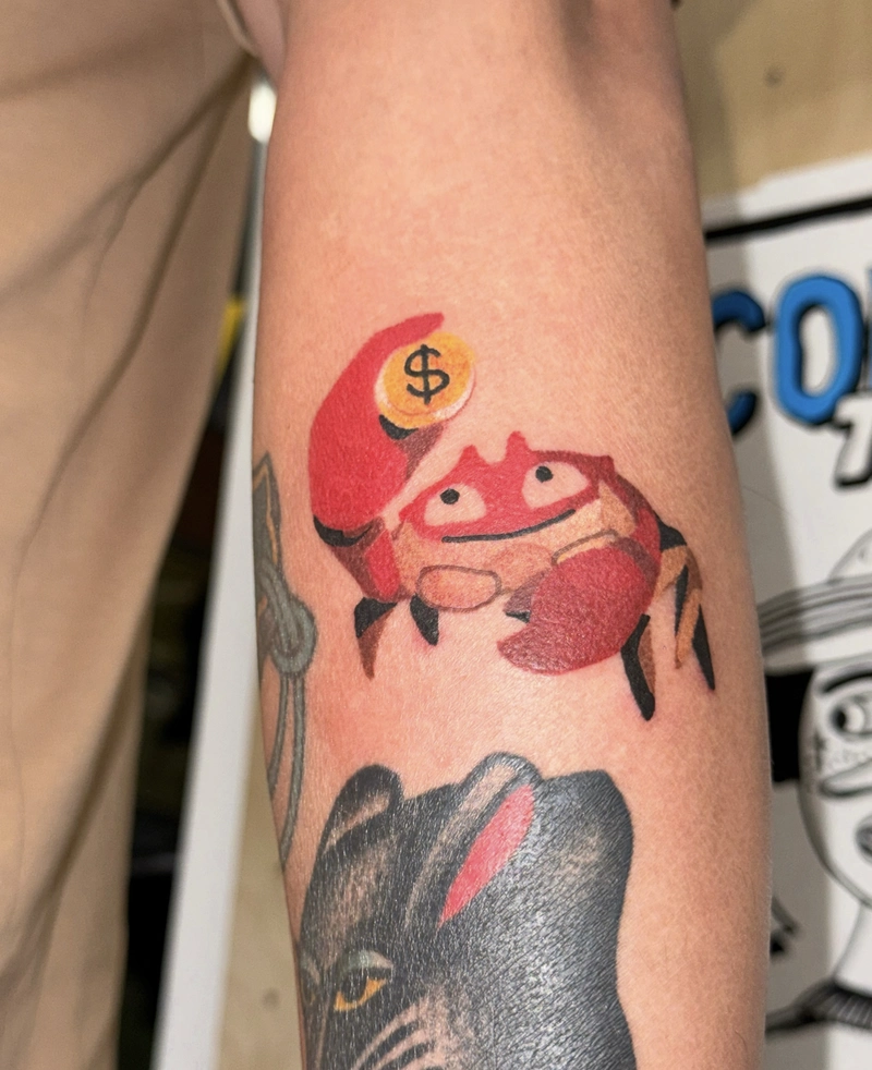 Hình tattoo con cua cắp đồng xu