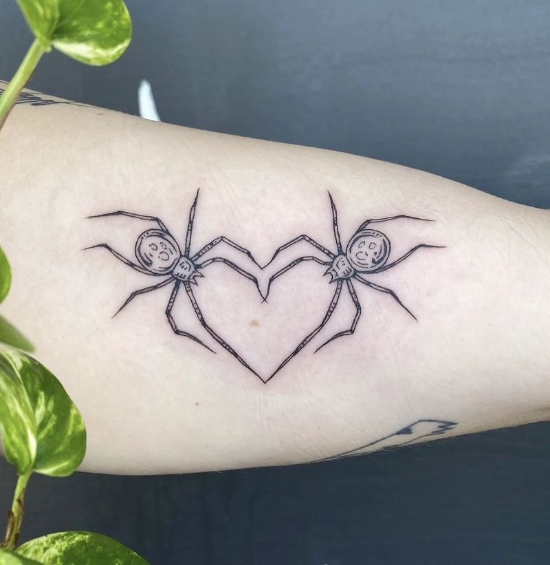 Hình tattoo con nhện phá cách với hình trái tim