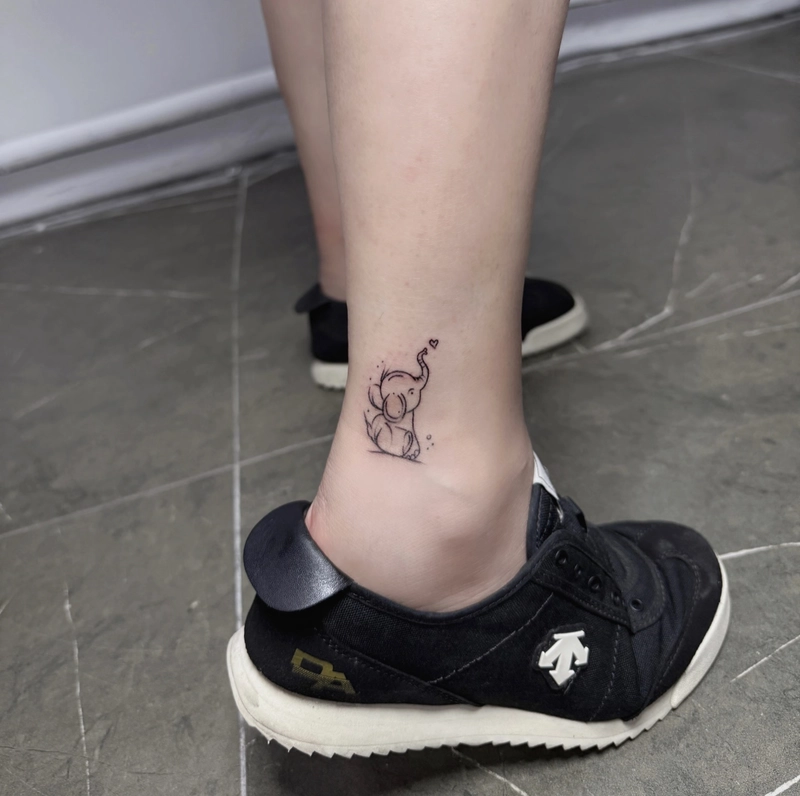 Hình tattoo con voi nhỏ ở cổ chân