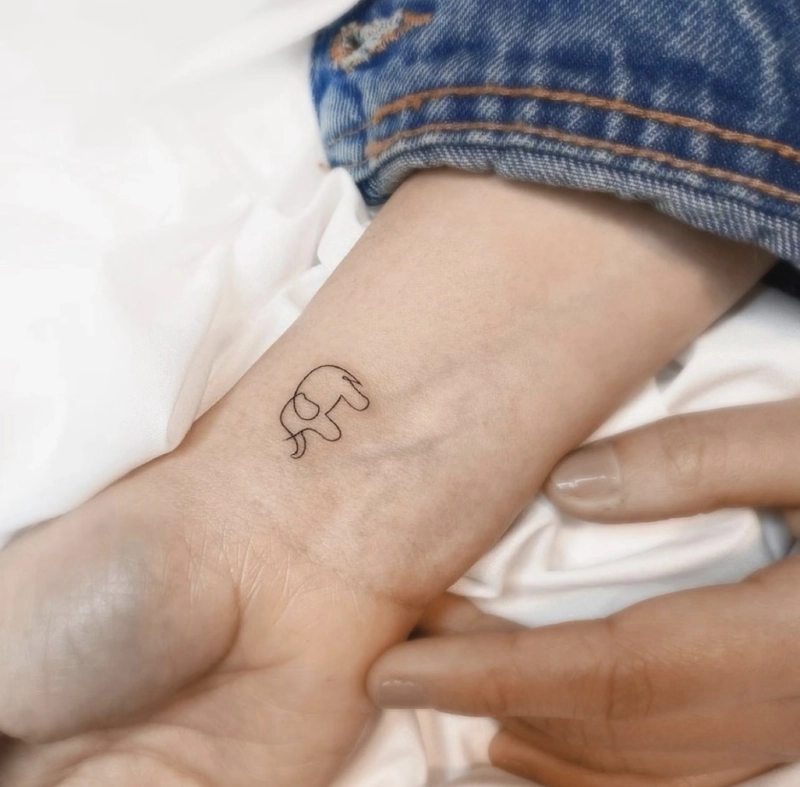 Hình tattoo con voi ở cổ tay đơn giản