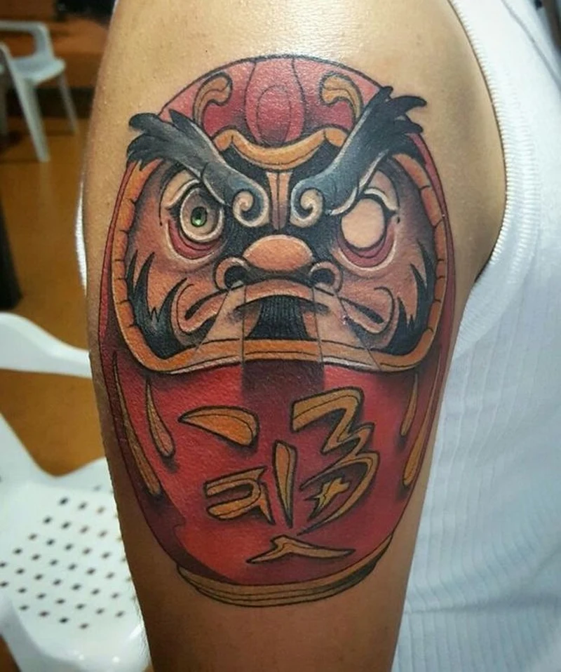 Hình xăm daruma trắng đen với nét khắc họa mạnh mẽ