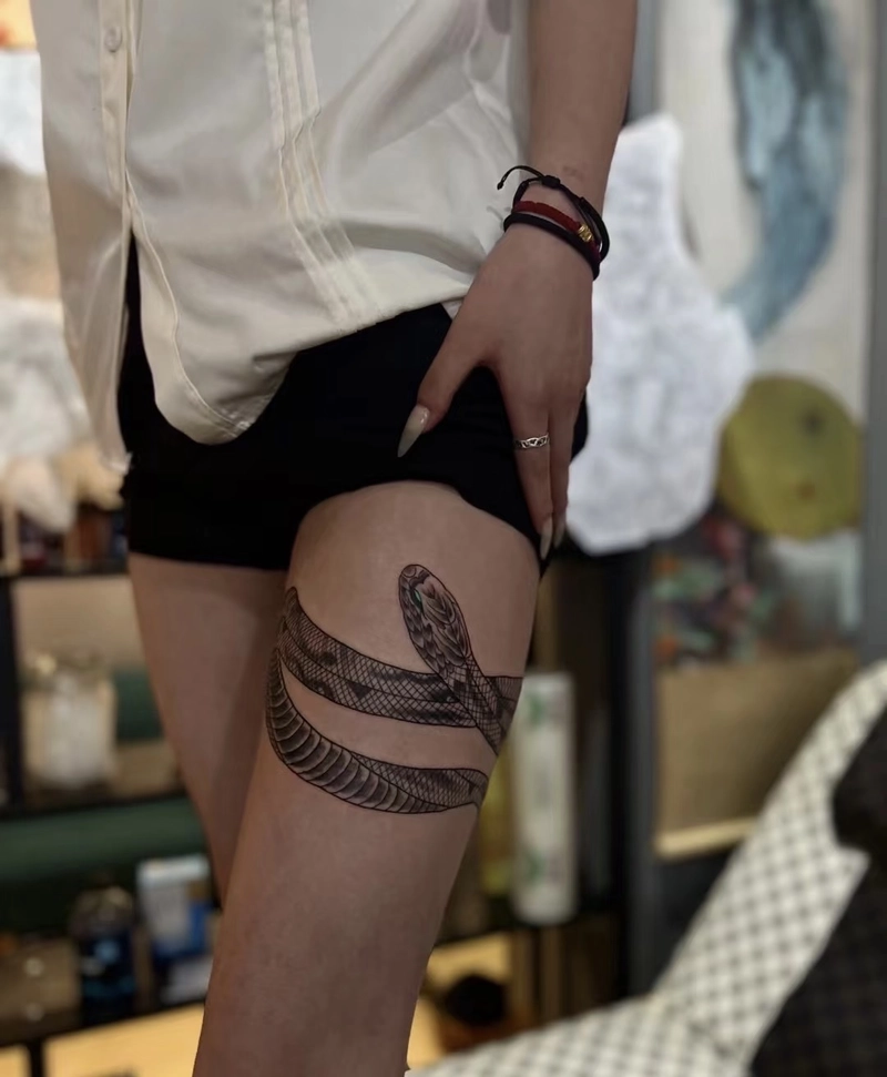 Hình xăm đùi nữ mang cảm giác hiện đại nhẹ nhàng