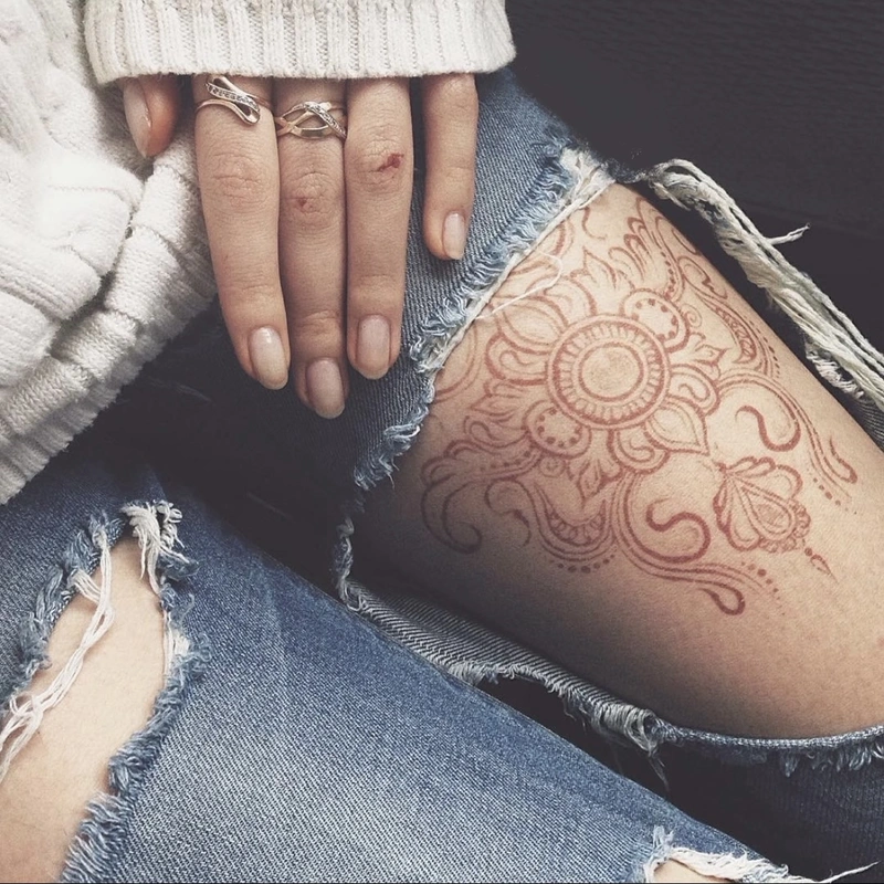 Hình xăm đùi nữ phong cách cá tính mang vibe hiện đại
