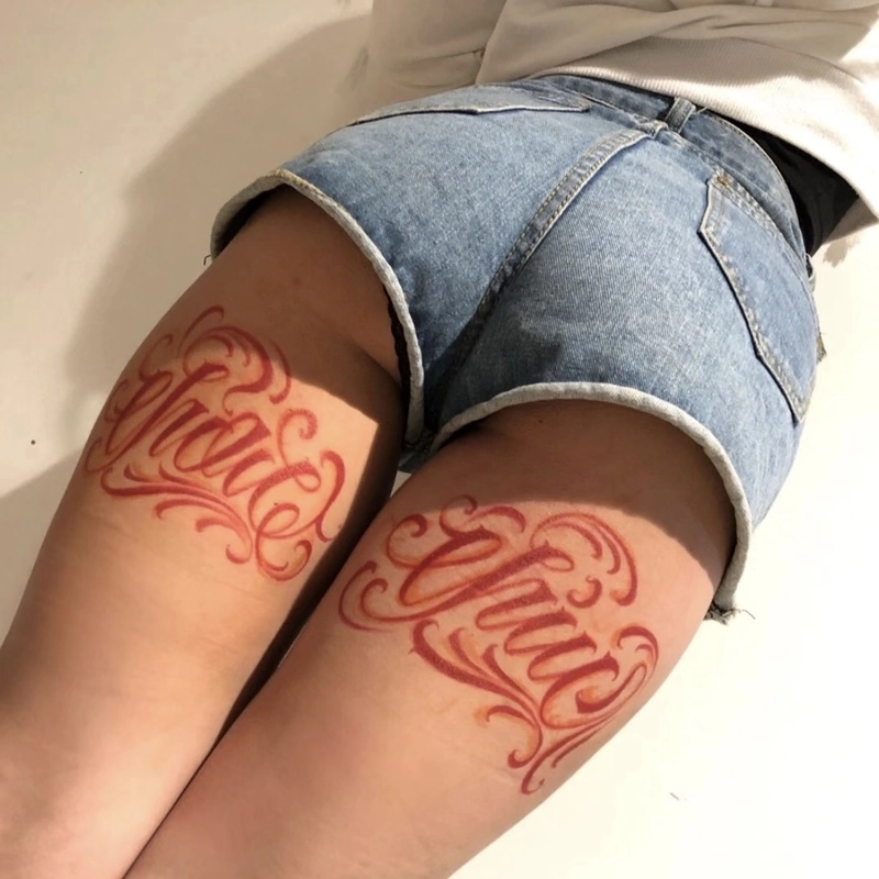Hình xăm đùi nữ với họa tiết hoa nhỏ thanh lịch