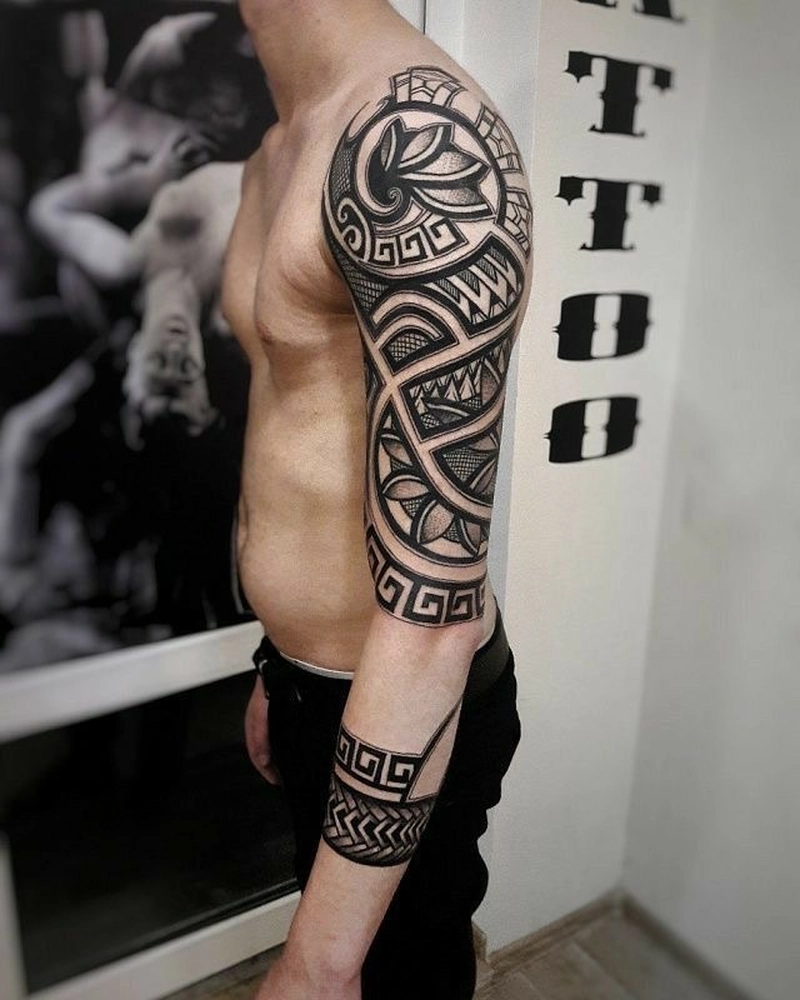 Hình xăm hoa văn bắp tay nam phong cách tribal mạnh mẽ