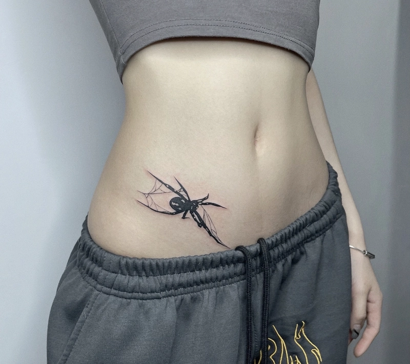 Hình xăm nhện ở eo cho nữ
