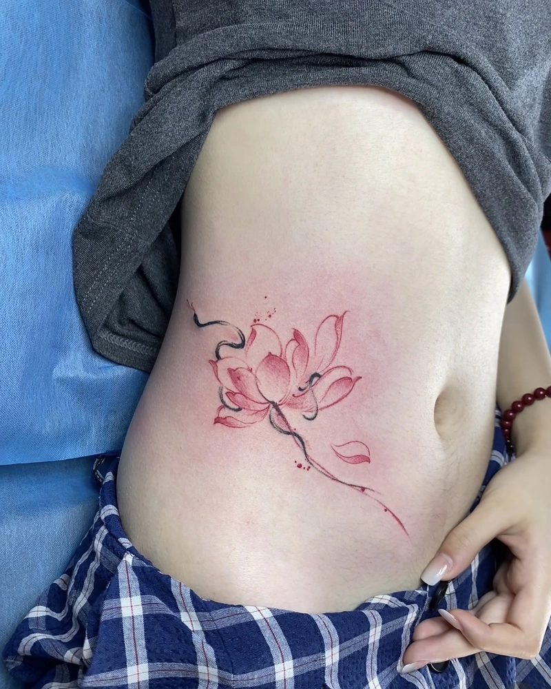 Hình xăm ở hông eo cho nữ tone tối mang vẻ cuốn hút