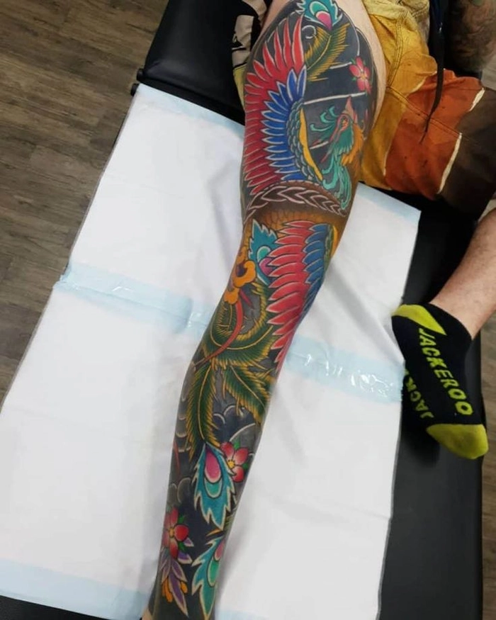 Hình xăm phượng hoàng full chân với họa tiết sống động