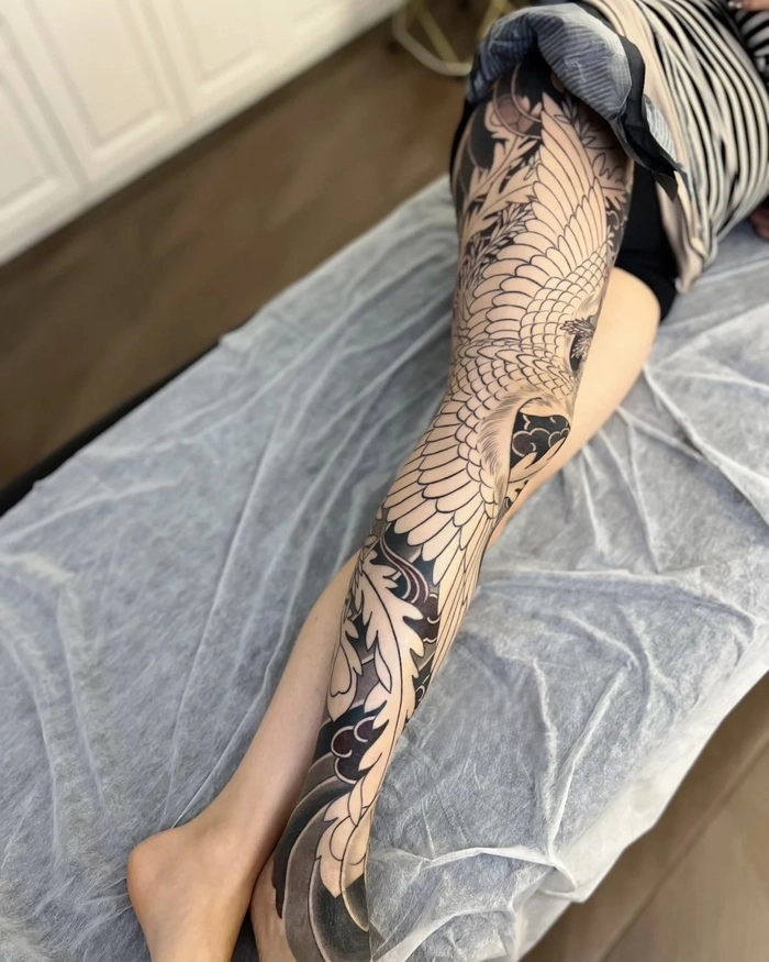 Hình xăm phượng hoàng kín chân phong cách cổ điển tinh tế