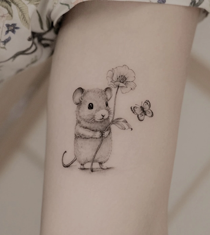 Mẫu hình xăm con chuột ôm bông hoa