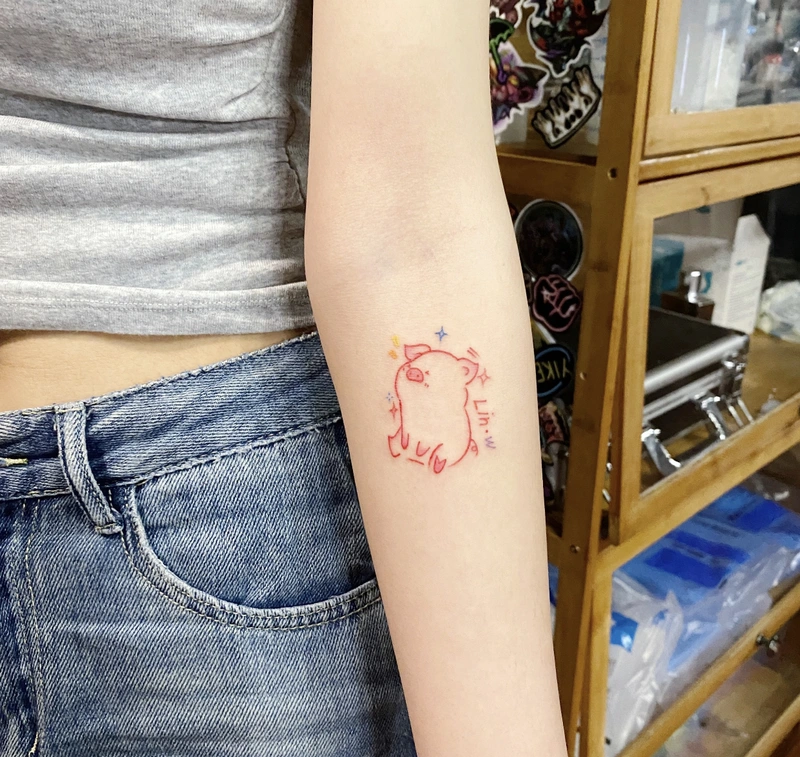 Mẫu hình xăm con heo mực đỏ cute
