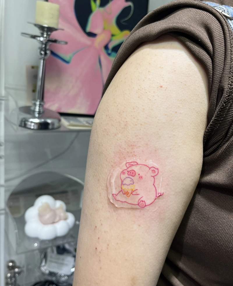Mẫu hình xăm con lợn hồng ở bắp tay