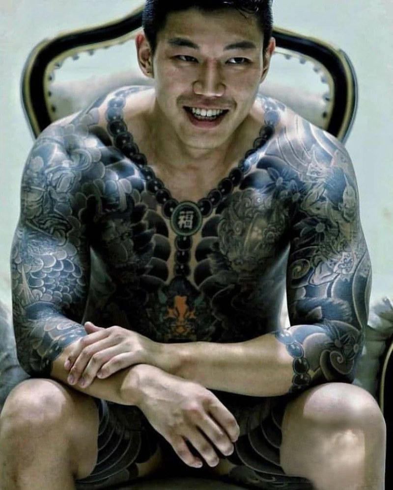 Mẫu tattoo nhật cổ kín ngực dành cho nam giới cá tính