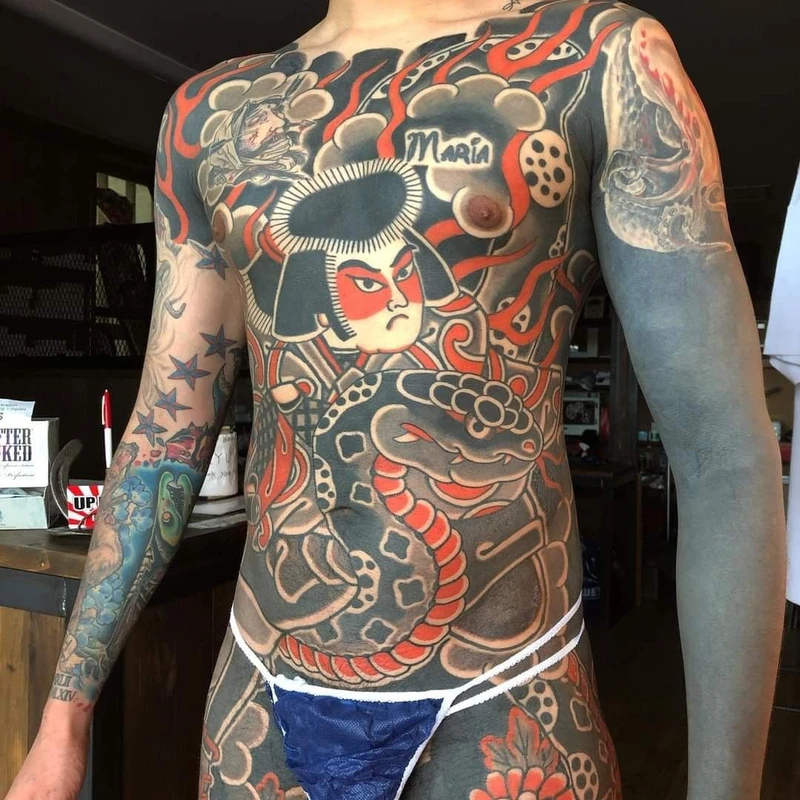 Nét mực đậm chất Nhật Bản trong mẫu tattoo full trước