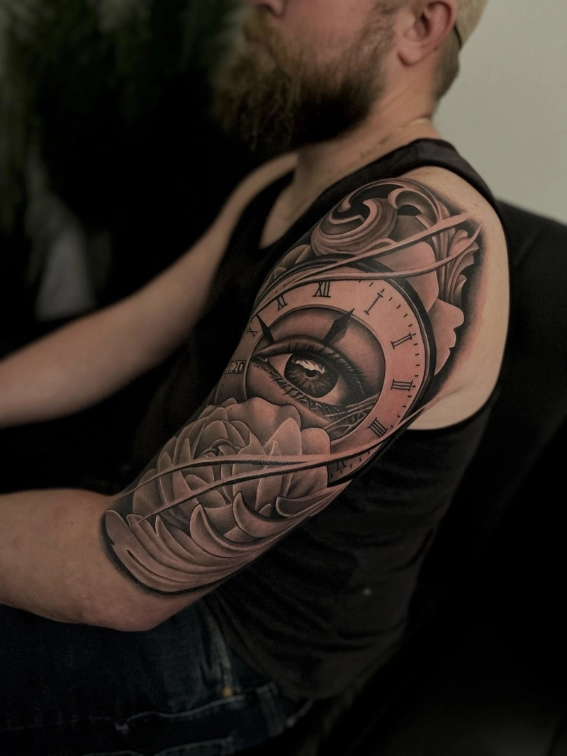Tattoo bắp tay nam họa tiết cổ điển đầy nam tính