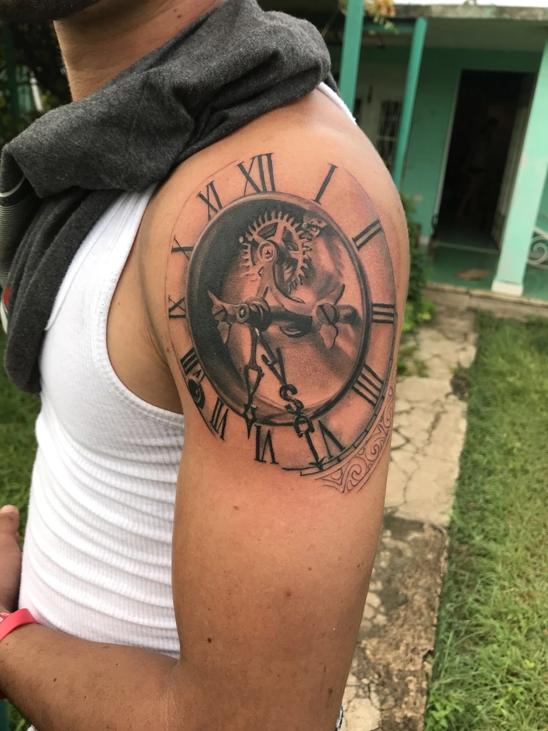 Tattoo bắp tay nam họa tiết hình học đầy cá tính