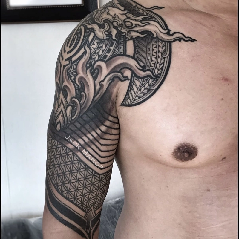 Tattoo bắp tay nam họa tiết hoa văn đen trắng cá tính