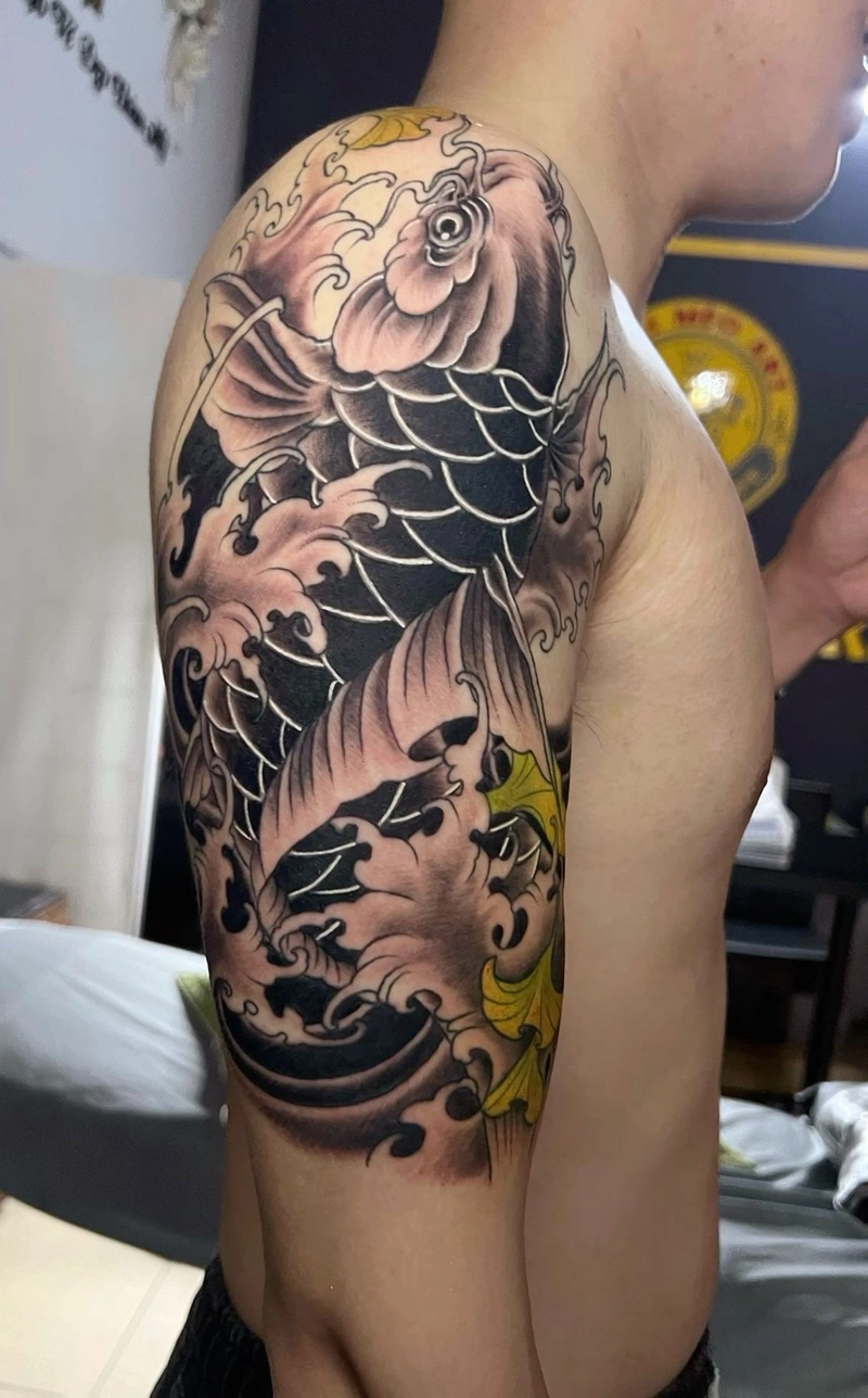 Tattoo bắp tay nam họa tiết uốn cong đầy cá tính