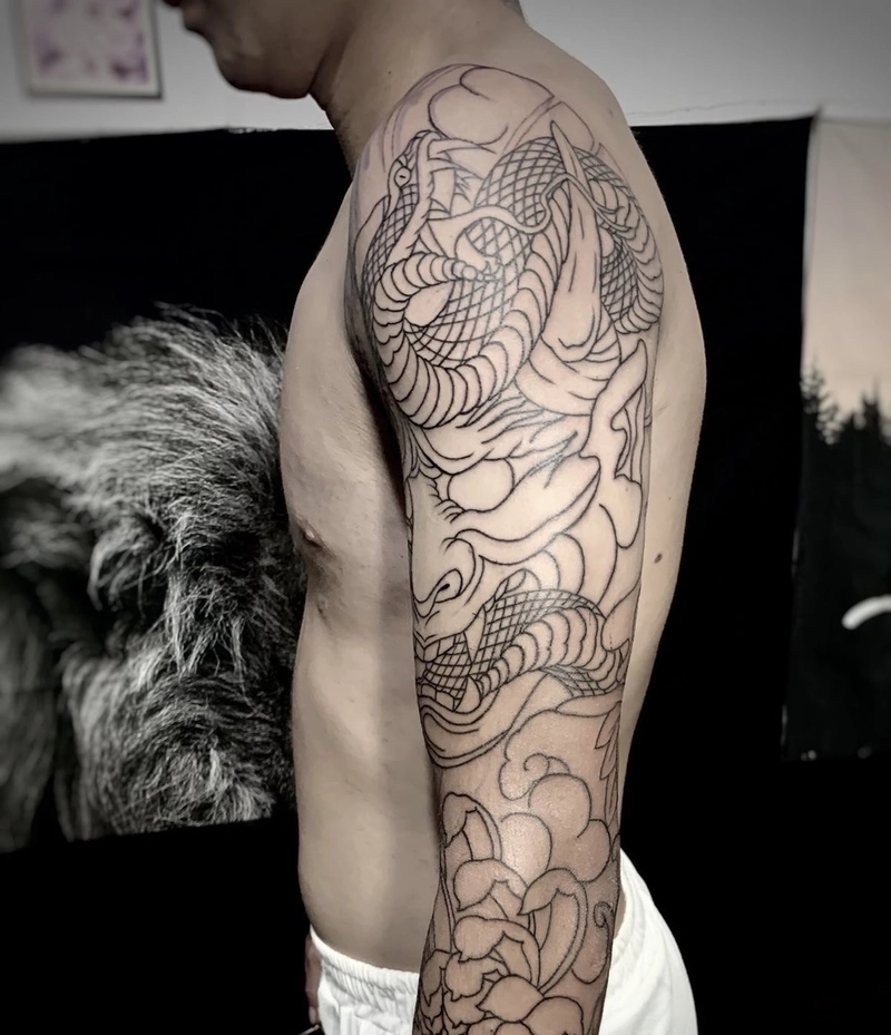 Tattoo bắp tay nam với vibe lạnh lùng đầy nam tính