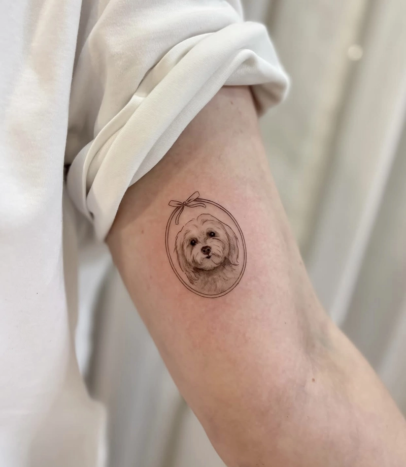 Tattoo con chó kết hợp họa tiết hình học lạ