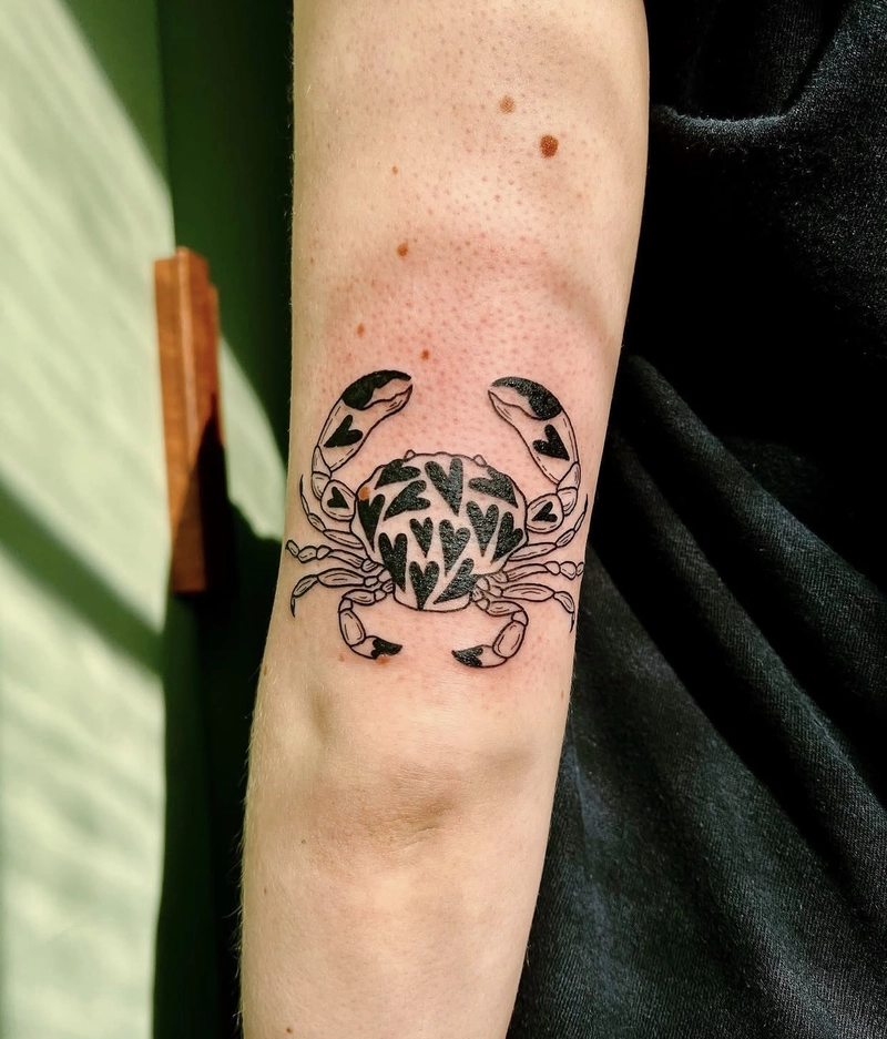 Tattoo con cua hoạ tiết trái tim