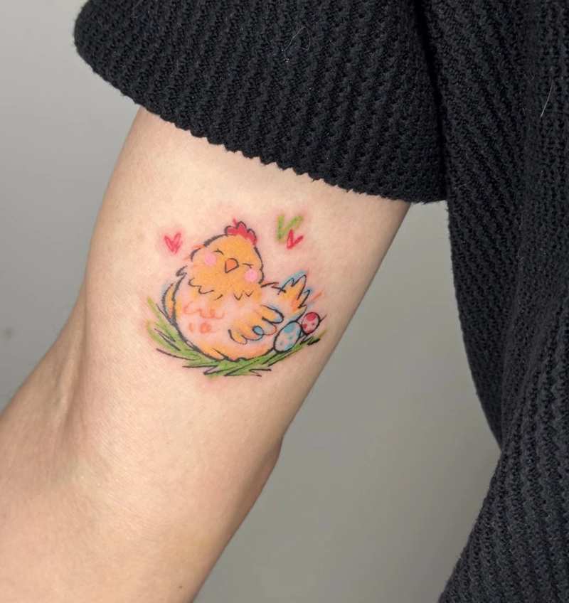 Tattoo con gà ấp trứng cute ở tay