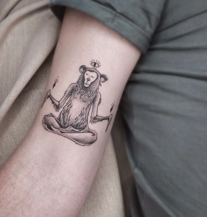 Tattoo con khỉ đang ngồi thuyền ở bắp tay