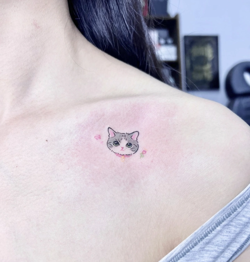 Tattoo con mèo mini ở xương quai xanh