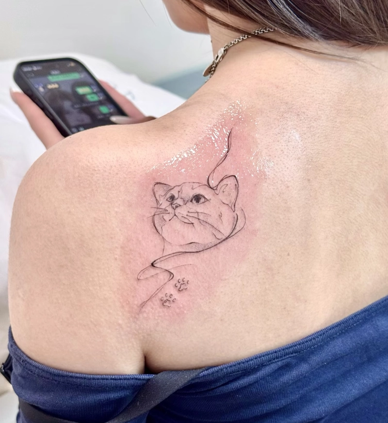 Tattoo con mèo ở lưng cực đẹp