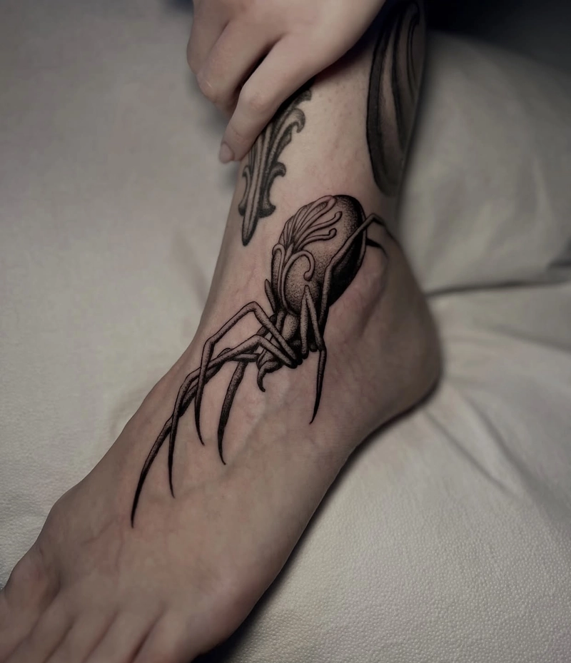Tattoo con nhện phá cách với đường nét sắc