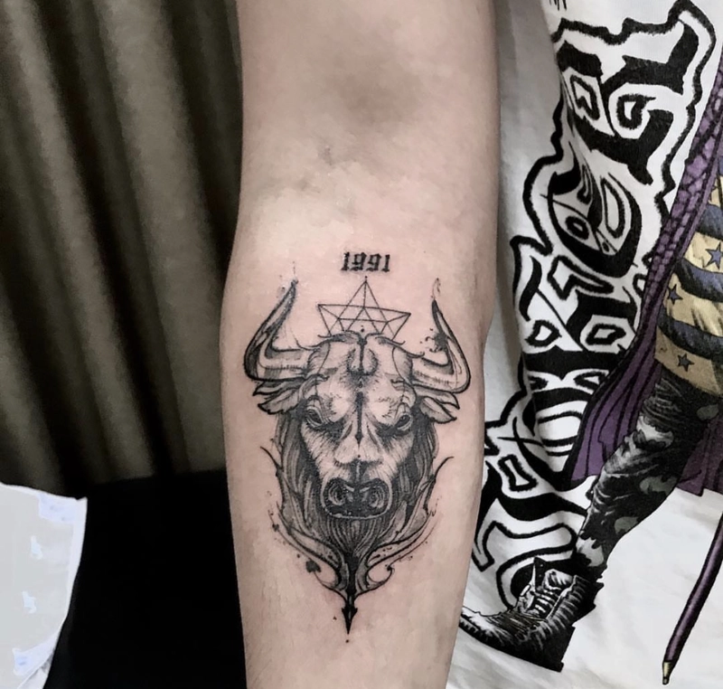 Tattoo con trâu phong cách hoang dã đầy uy lực
