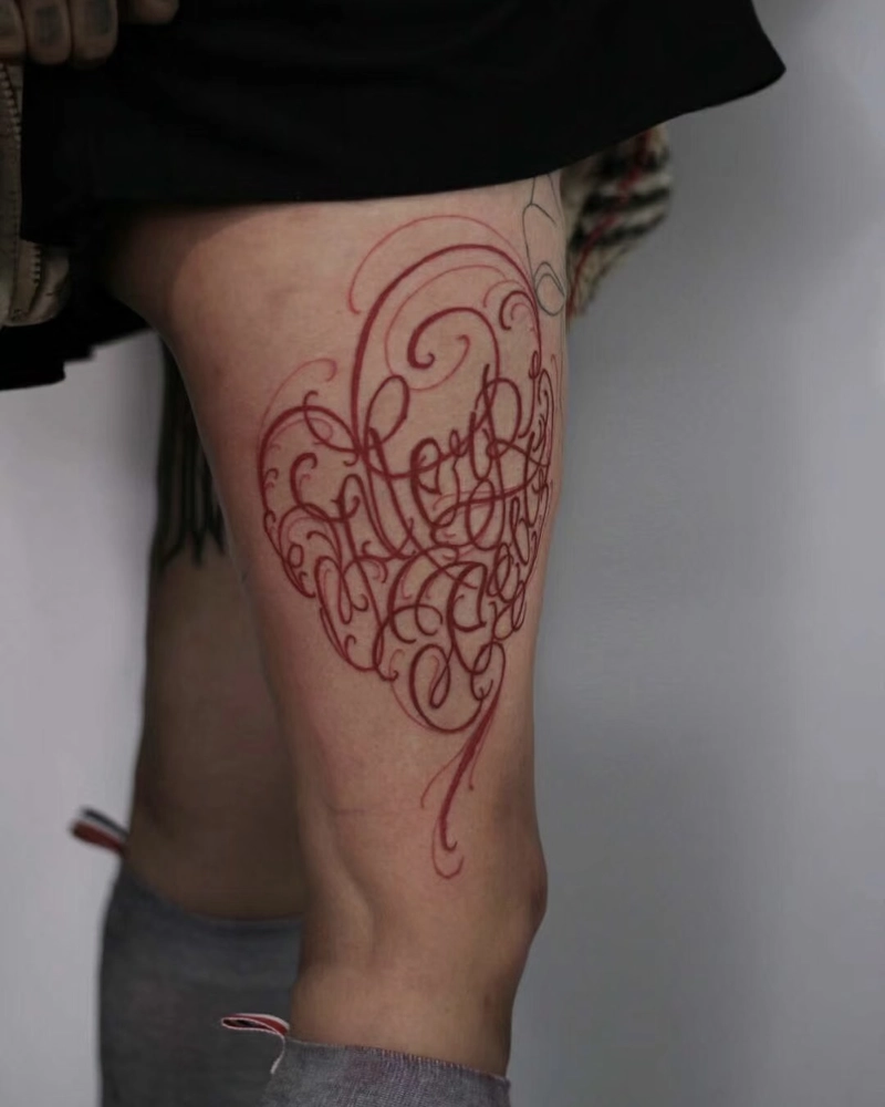 Tattoo đùi nữ họa tiết bông hoa phong cách tối giản