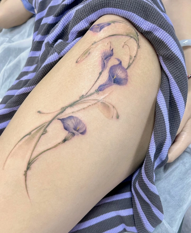 Tattoo đùi nữ họa tiết hoa nghệ thuật phong cách trẻ