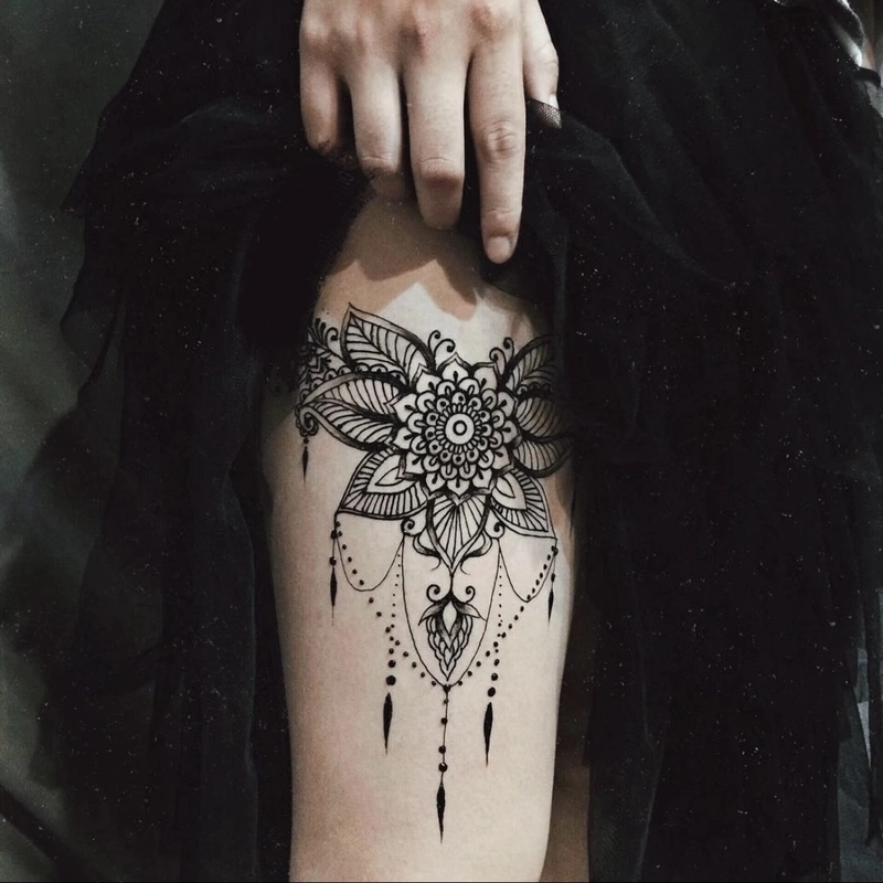 Tattoo đùi nữ với đường nét mềm mại hiện đại trẻ