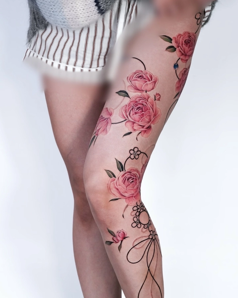 Tattoo đùi nữ với họa tiết hoa mềm mại tinh tế