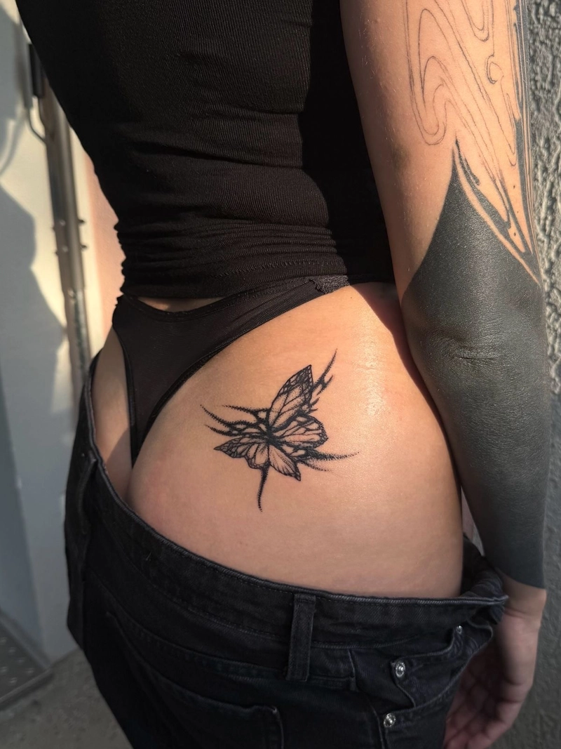 Tattoo hình xăm mông phong cách gợi cảm mang nét tinh tế