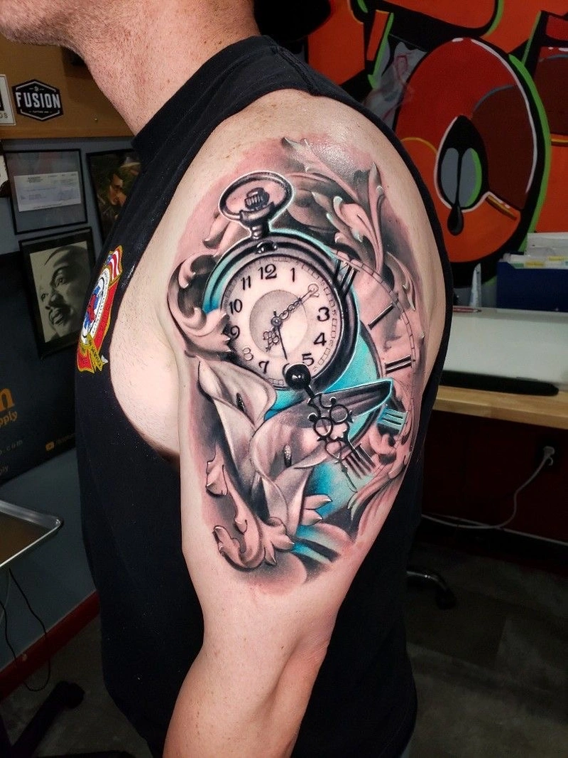 Tattoo hoa văn bắp tay nam phong cách tối giản hiện đại