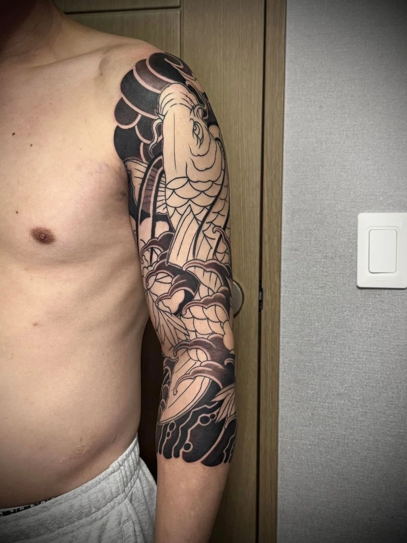 Tattoo hoa văn bắp tay nam với nét mực đầy chiều sâu