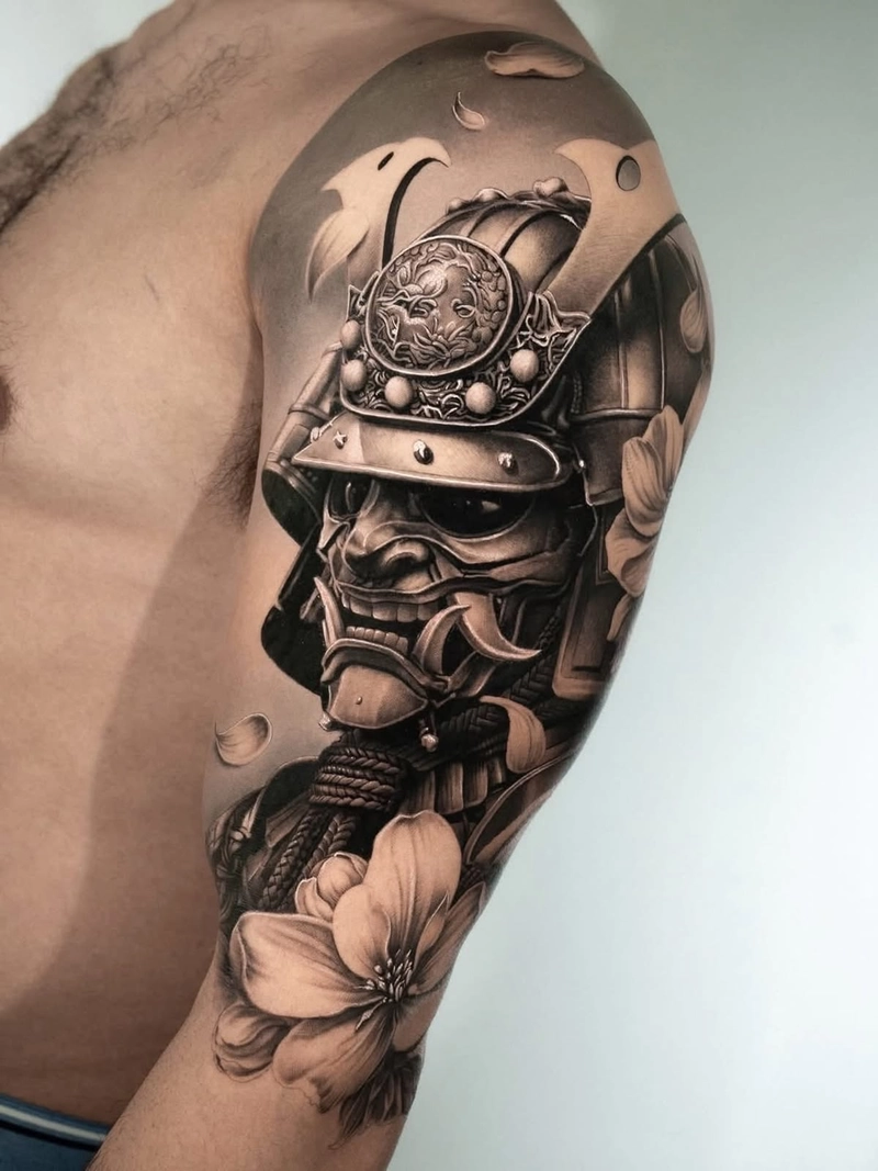 Tattoo hoa văn bắp tay nam với thiết kế tối giản đẹp