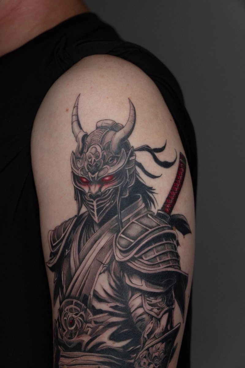 Tattoo hoa văn nam bắp tay với đường nét đầy mạnh mẽ