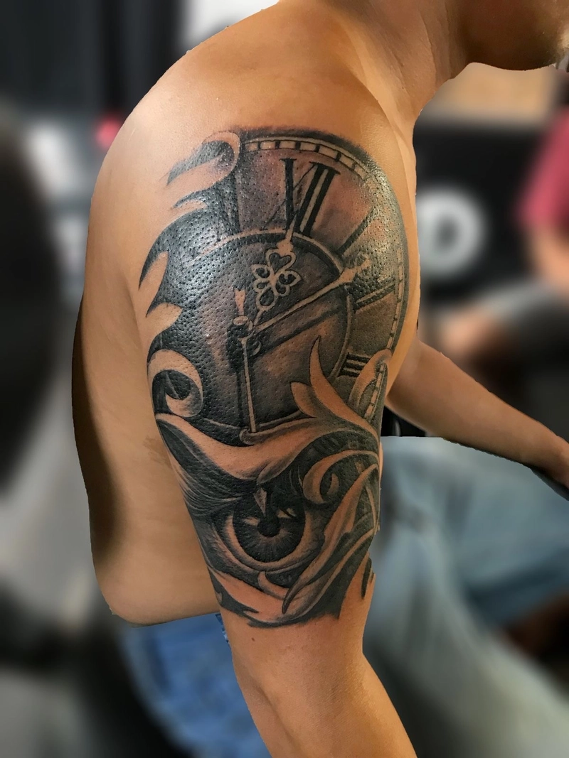 Tattoo hoa văn nam bắp tay với thiết kế đầy nghệ thuật