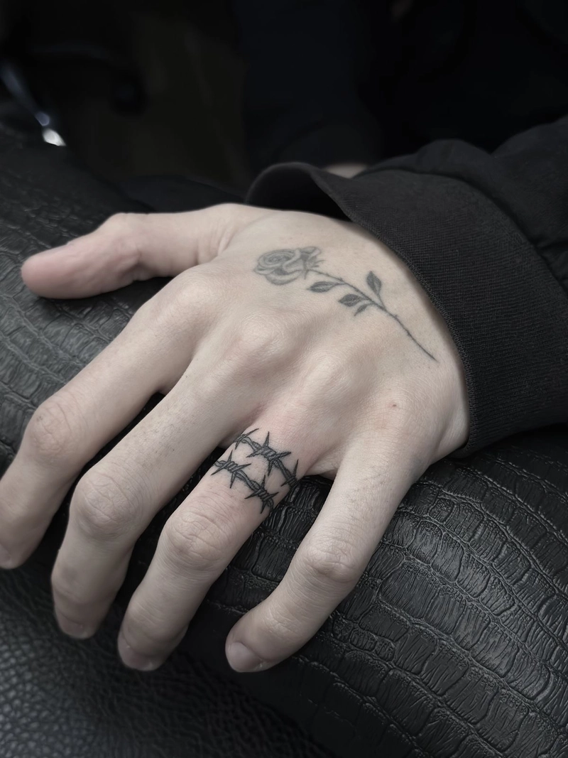 Tattoo mini tay cho nam có thiết kế nghệ thuật hiện đại
