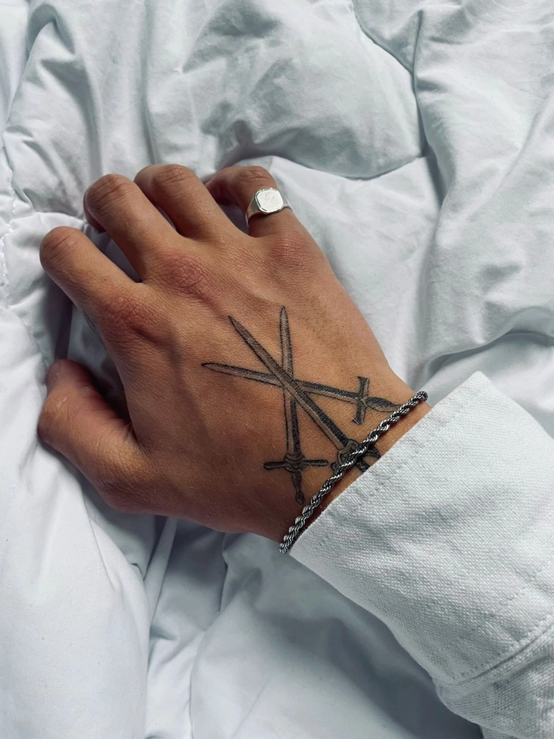 Tattoo mini tay cho nam gợi cảm giác bí ẩn lạnh lùng