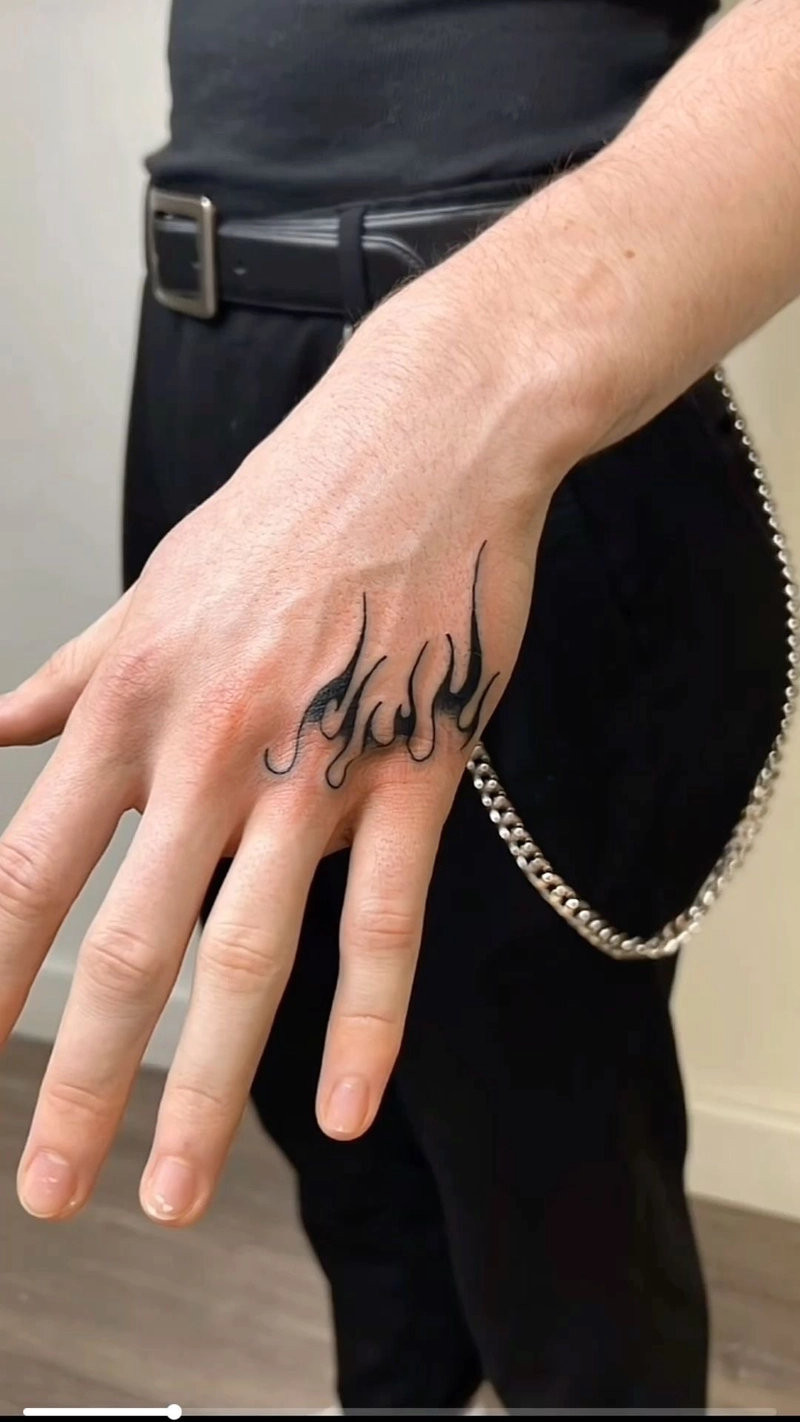 Tattoo mini tay cho nam mang nét tối giản nam tính