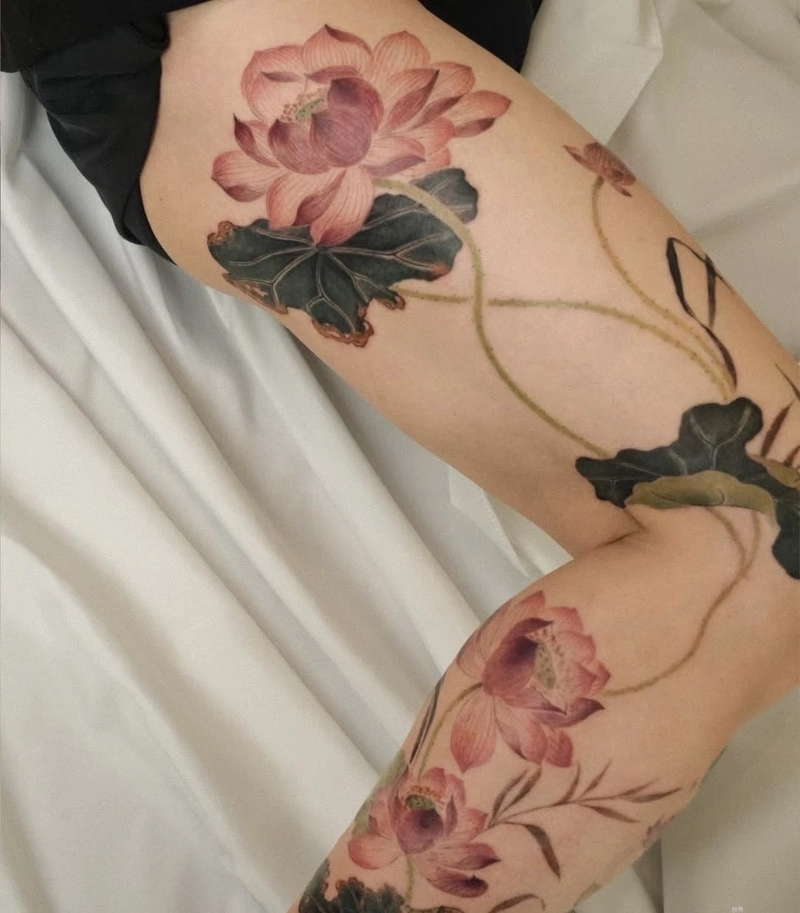 Tattoo nữ đùi phong cách nghệ thuật mềm mại cuốn hút
