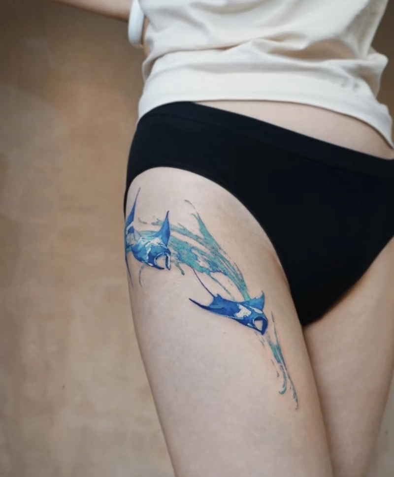 Tattoo nữ đùi phong cách nhẹ nhàng hiện đại cuốn hút