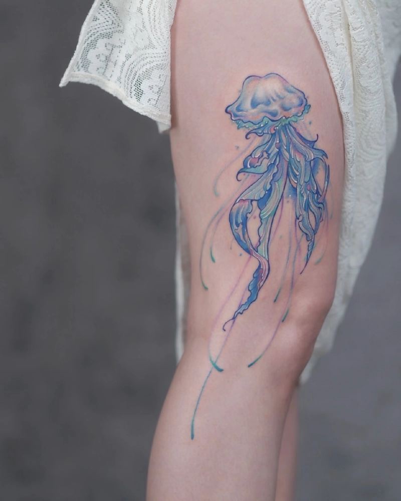 Tattoo nữ đùi phong cách thanh lịch mang nét dịu dàng