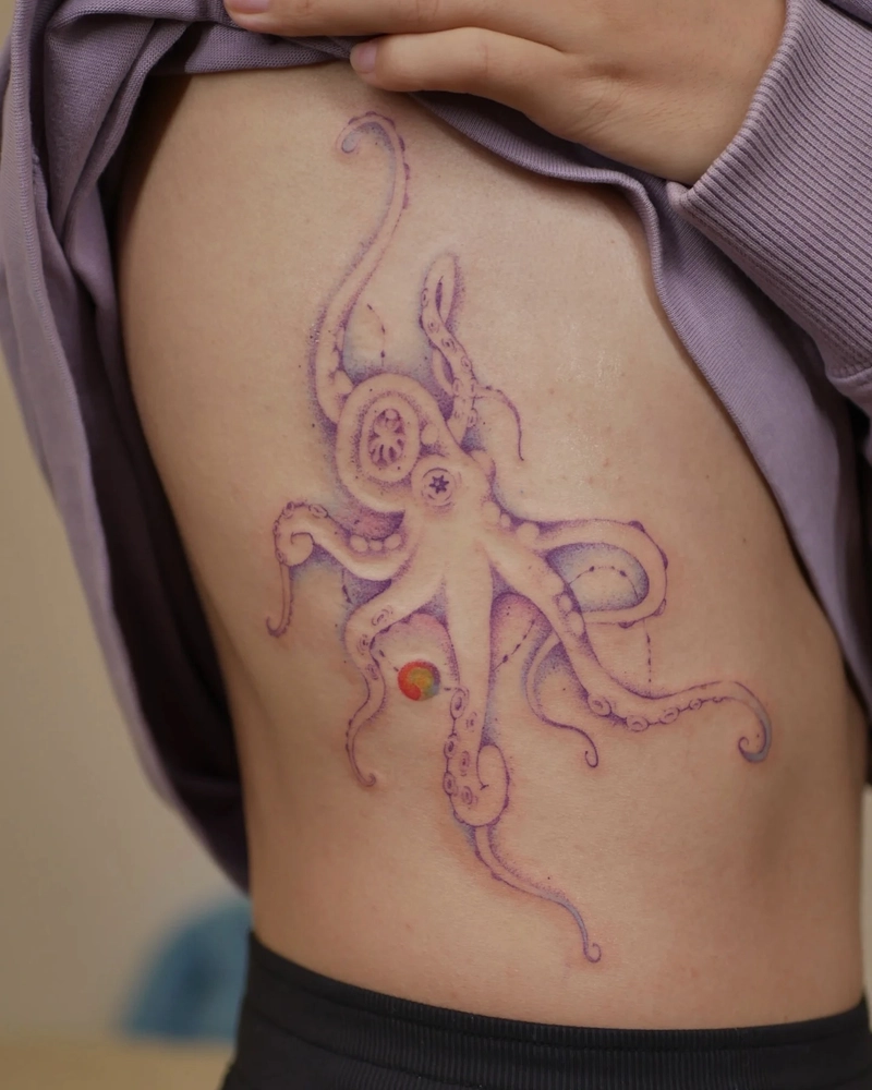 Tattoo nữ mang hình xăm ở hông eo phong cách hiện đại